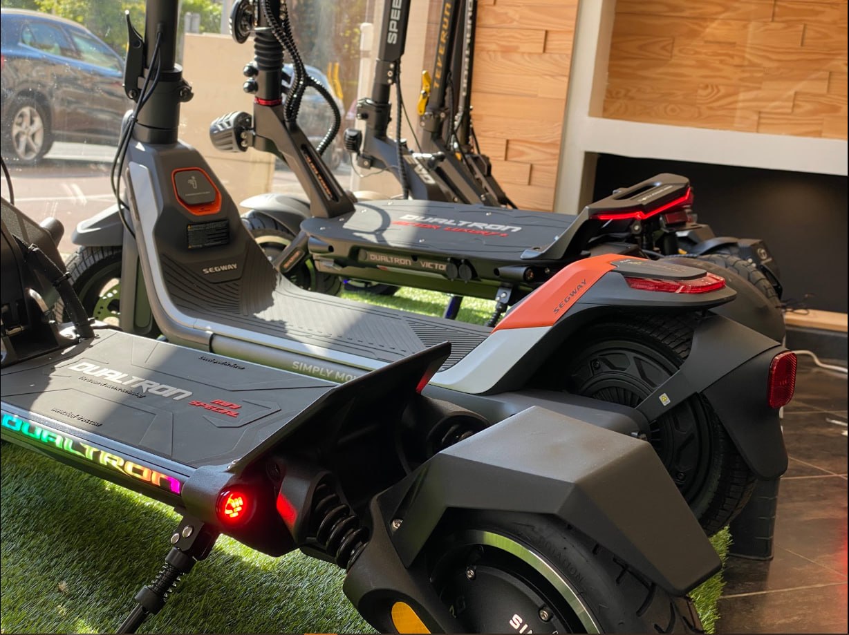 Trottinettes électriques exposées dans la boutique Be’sycle