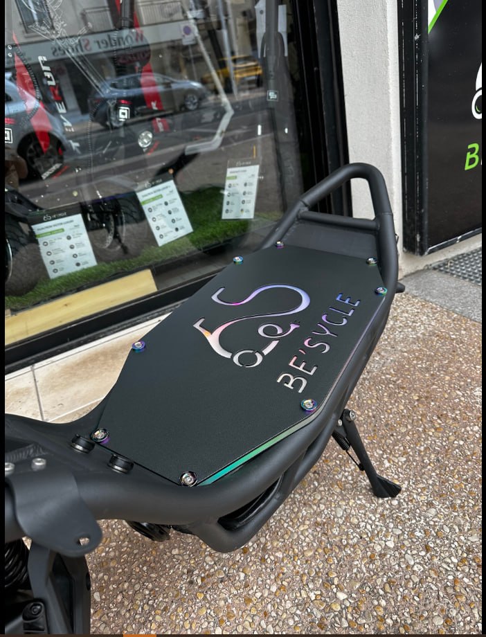 Trottinette marquée Be’sycle devant la boutique